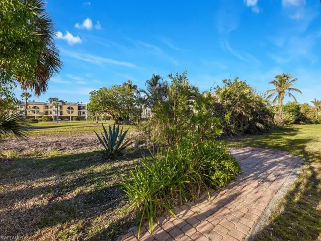 Surrounding community with a yard