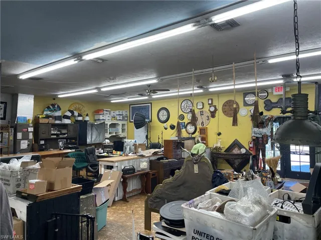 Miscellaneous room featuring a workshop area and ceiling fan