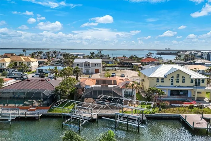 Bird's eye view featuring a residential view and a water view