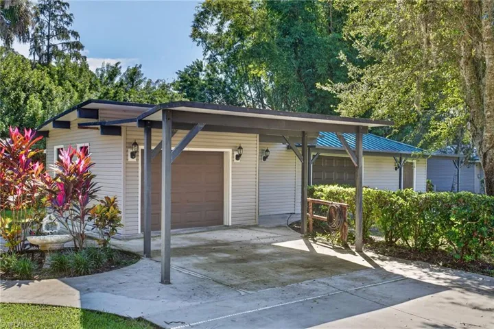 detached building 1 - 2 garage doors