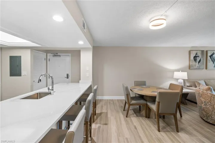 Breakfast Bar/Dining Area