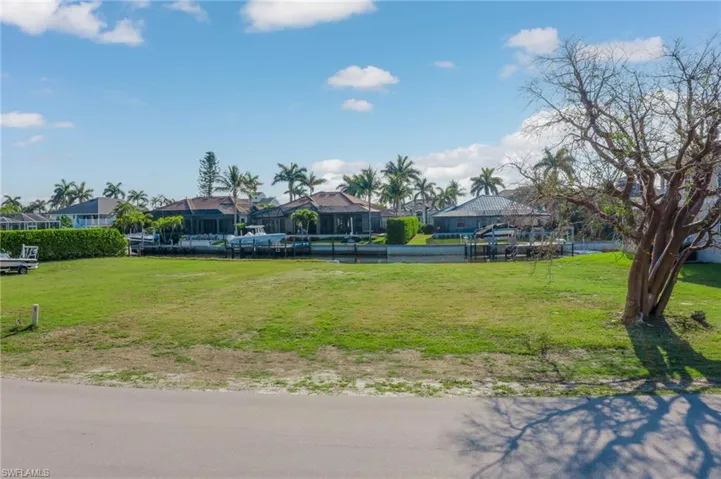 View of yard with a residential view