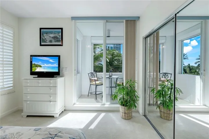 Guest Bedroom with private Lanai