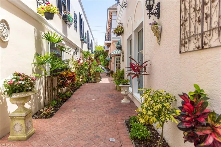 547 101st Ave N, Naples, Florida 34108