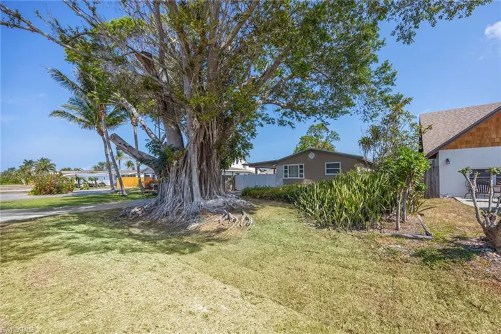 547 101st Ave N, Naples, Florida 34108