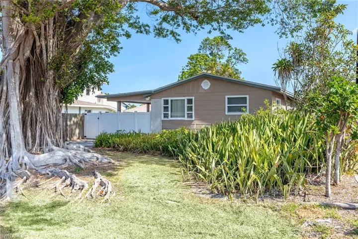 547 101st Ave N, Naples, Florida 34108