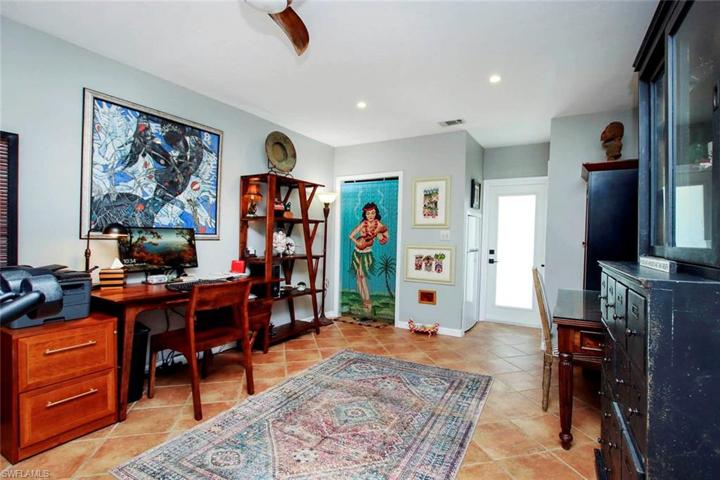 Flex room with pedestrian door to the outside