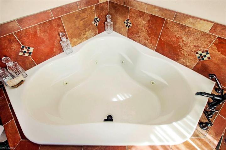Jetted tub