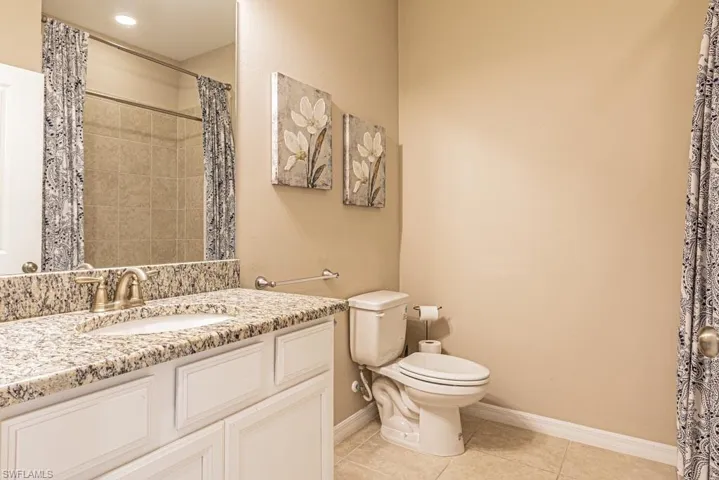 Guest bath with tub/shower, neutral decor