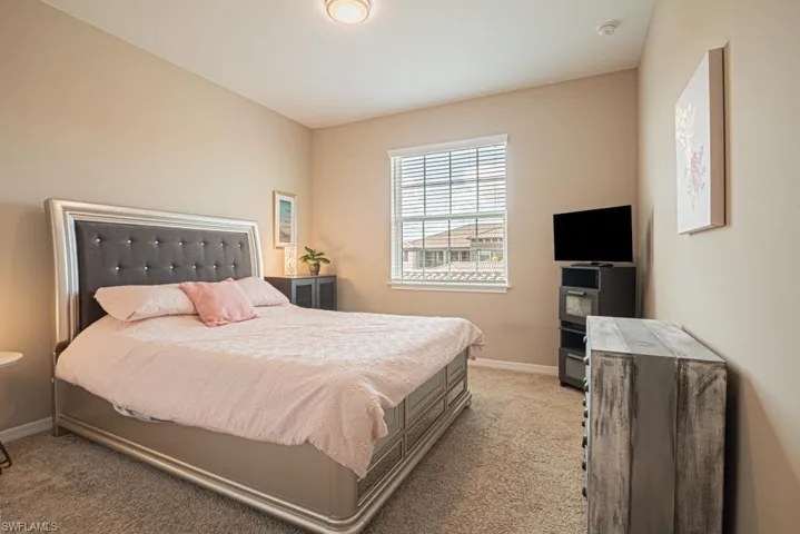 Guest bedroom, neutral carpet & decor