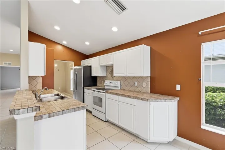 2447 Woodbourne Pl, Cape Coral, Florida 33991