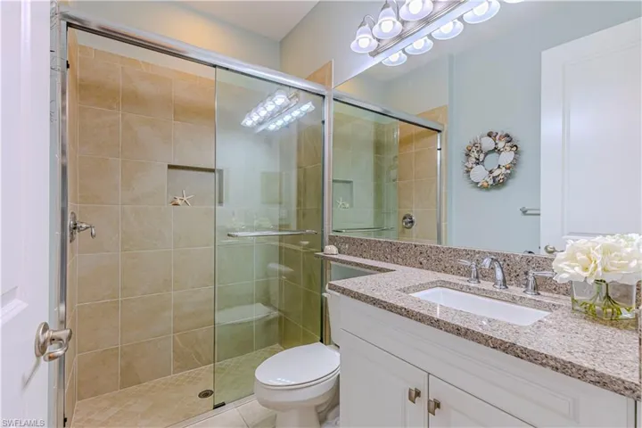 Main floor full bath with shower