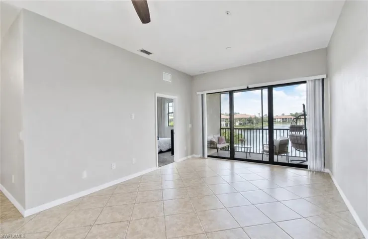 15098 Palmer Lake Cir 204, Naples, Florida 34109