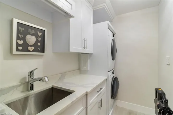 8828  Ventura  WAY, Naples, FL 34109