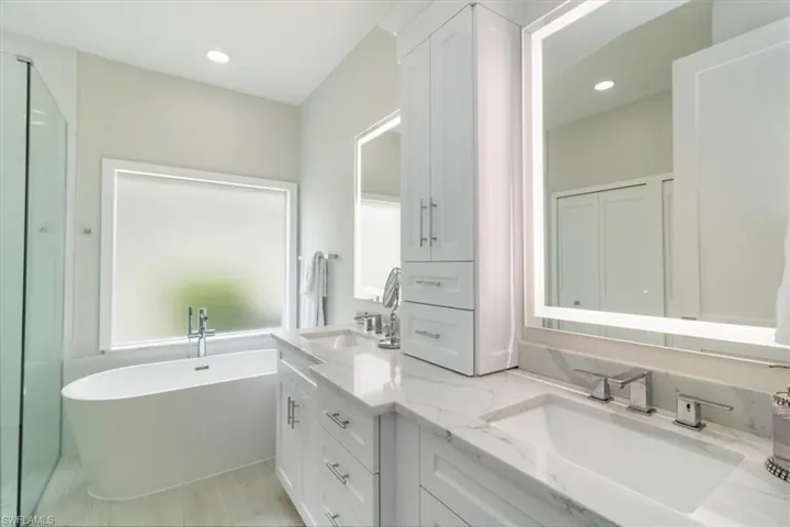 8828  Ventura  WAY, Naples, FL 34109
