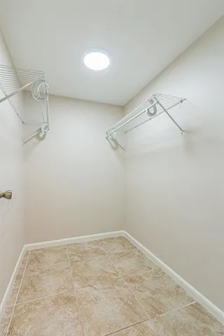 WALK-IN CLOSET