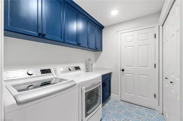 Extra storage and folding counter