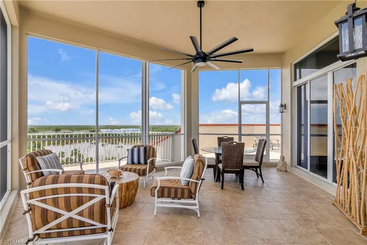Sunroom / solarium with ceiling fan