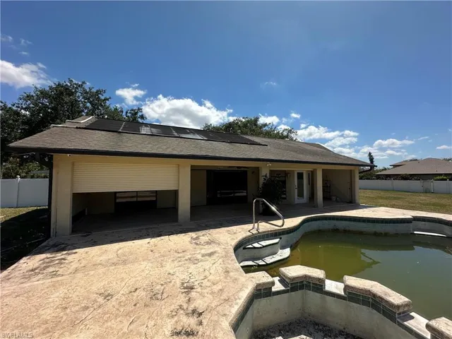Swimming Pool with Hot Tub