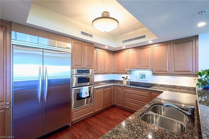 Great kitchen with stainless steel appliances