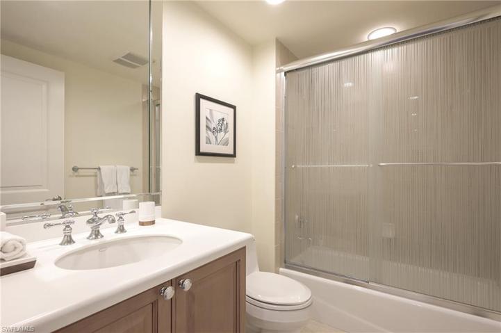 Guest bath with shower/tub
