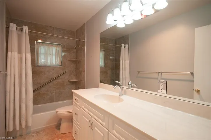 Full bath off Second Bedroom