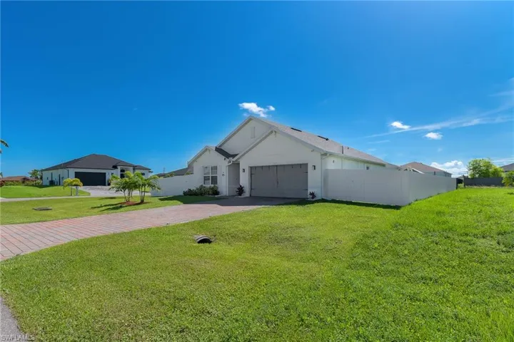 View of front of house with a garage and driveway
