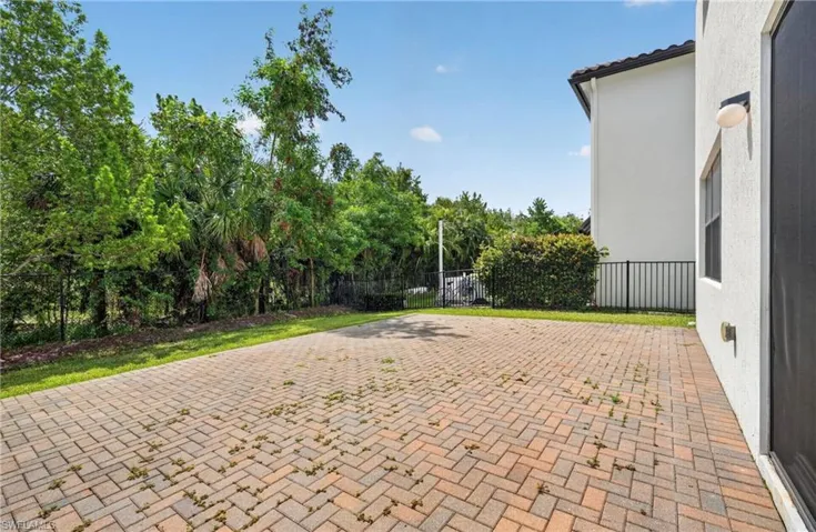 8951 Madrid Cir, Naples, Florida 34104