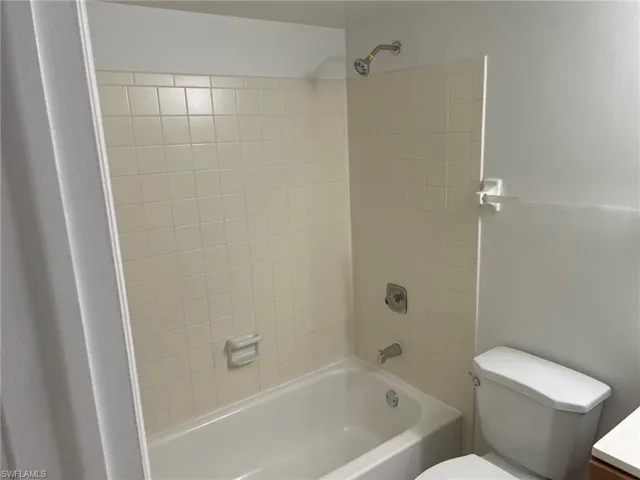 Hall bath with tub