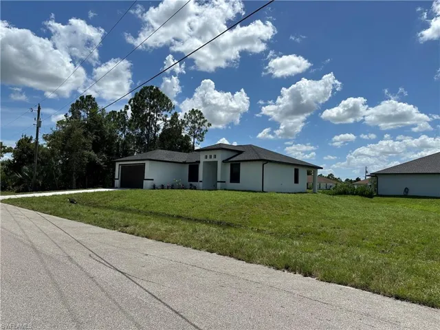 View of front facade with a front yard