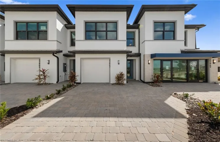 Interior photos are of a staged model home. Illustration purposes only. Options may vary.