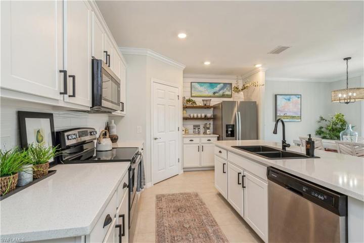 Chef's delight kitchen with plenty of room to cook