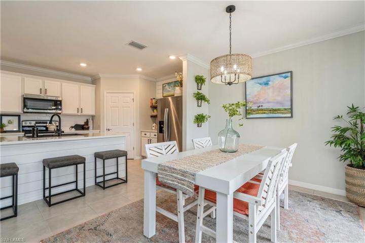 Dining area/breakfast bar