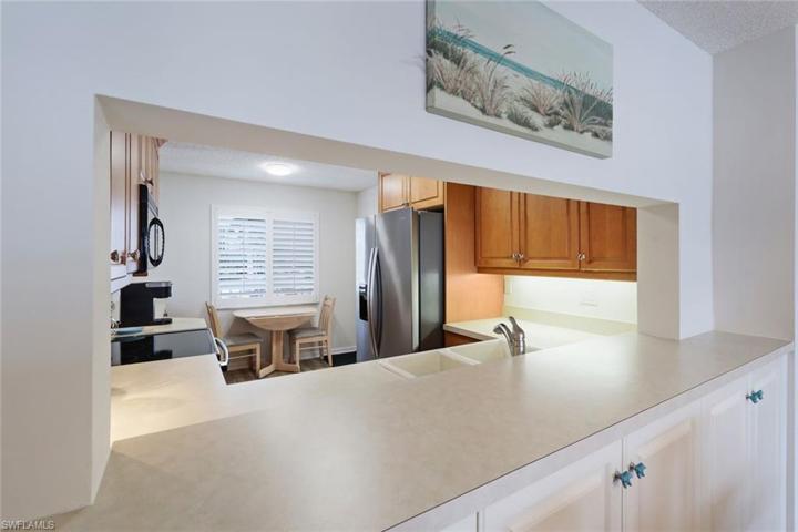 KITCHEN BAR