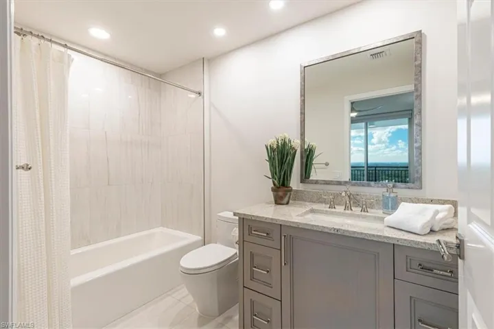 En-suite guest bath with tub