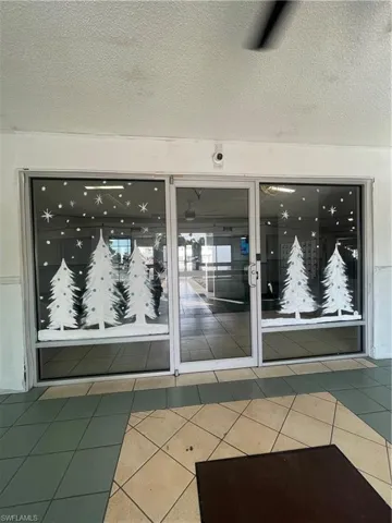 Entrance to the lobby with glassdoor 24 hours locked for your privacy.