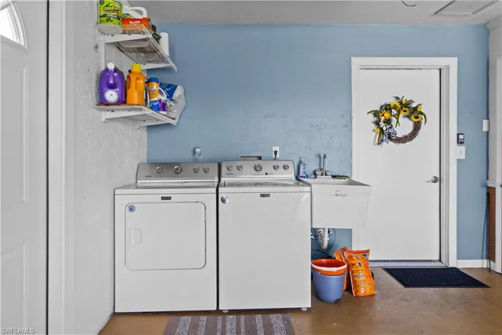 Washroom with independent washer and dryer