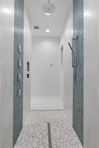 Walkthrough Shower, Grohe System, mixed valves, push button control & rain shower.