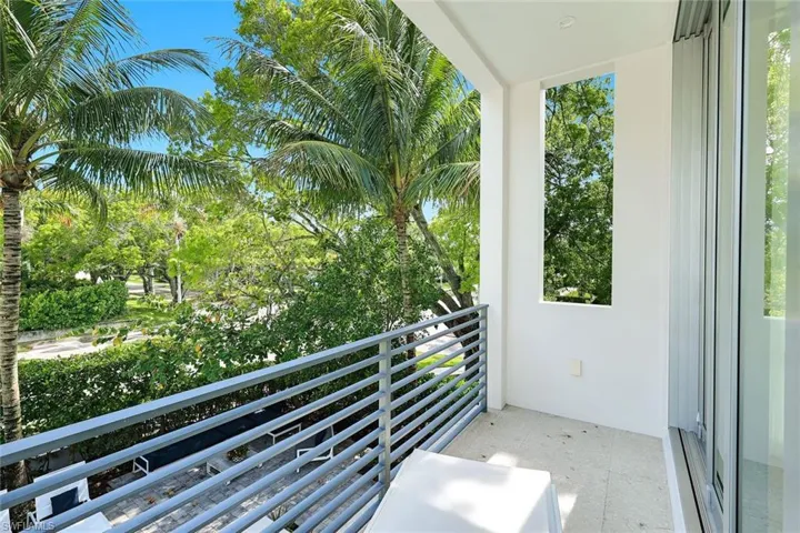 335  Banyan  BLVD, Naples, FL 34102