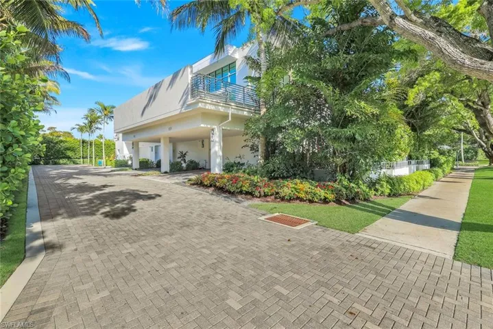 335  Banyan  BLVD, Naples, FL 34102