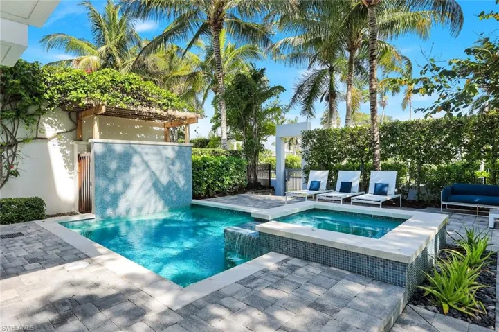 335  Banyan  BLVD, Naples, FL 34102