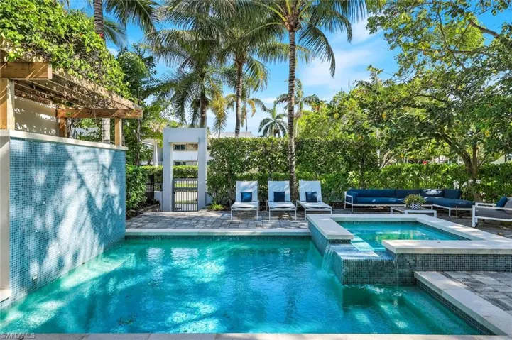 335  Banyan  BLVD, Naples, FL 34102
