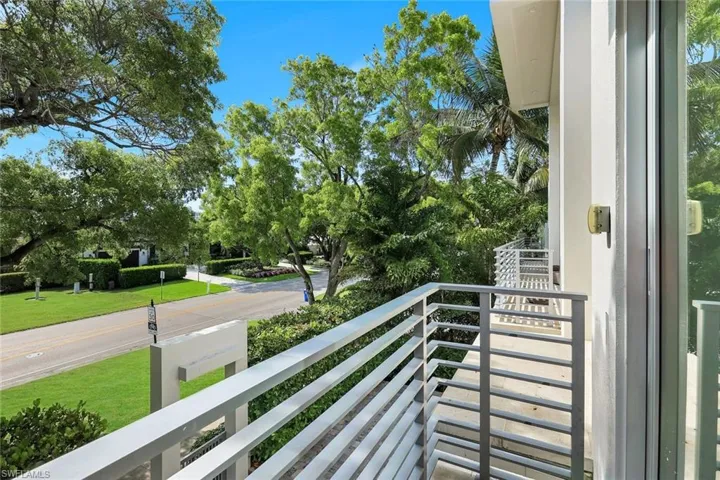 335  Banyan  BLVD, Naples, FL 34102