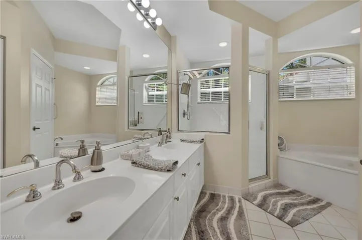 200 L Ambiance Cir 2, Naples, Florida 34108