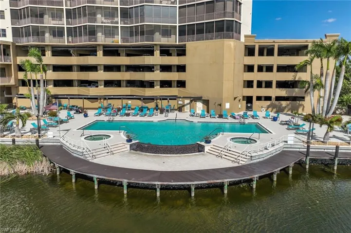 Huge Pool With Lots of Sunny or Shaded Lounging Areas, 2 Hot Tubs