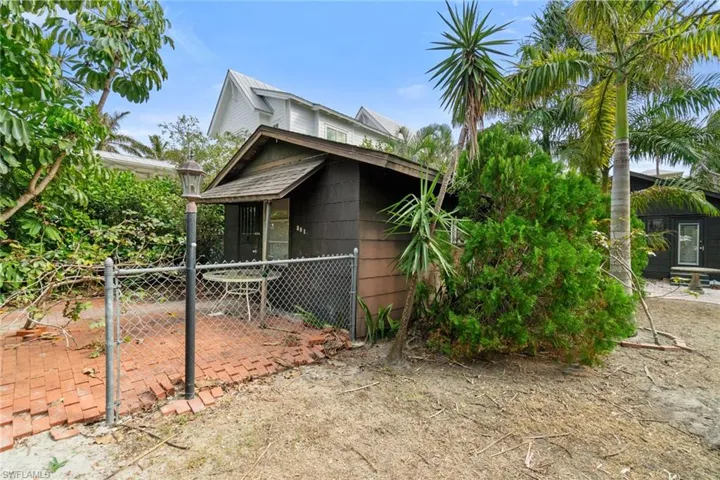 Middle Structure/Previous Guest House