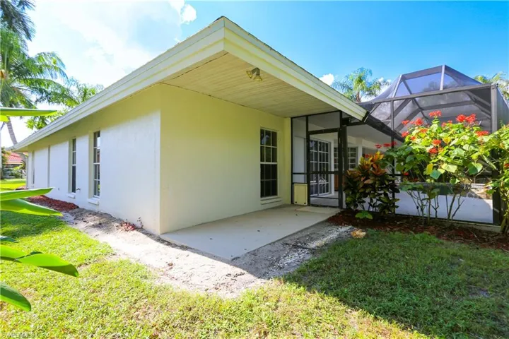 1040  Moon Lake  DR, Naples, FL 34104