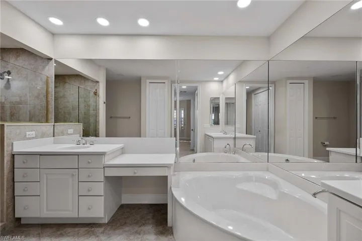 6438  Legacy  CIR, Naples, FL 34113