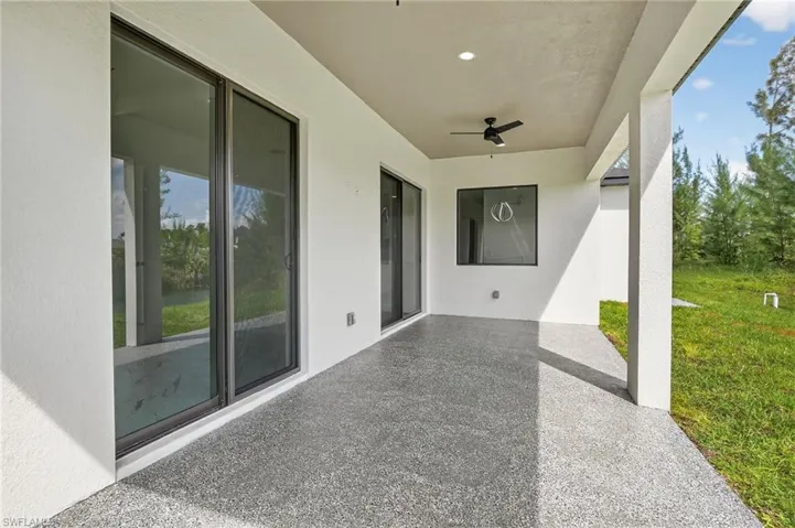 Large lanai with 2 ceiling fans