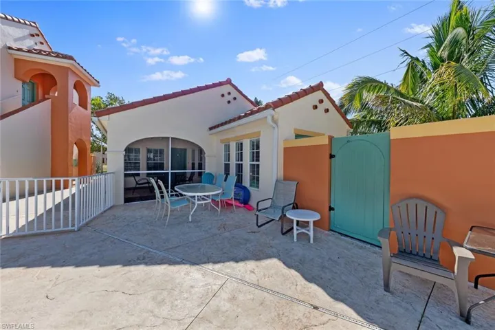 privacy courtyard/ terrace featuring a privacy  fence
